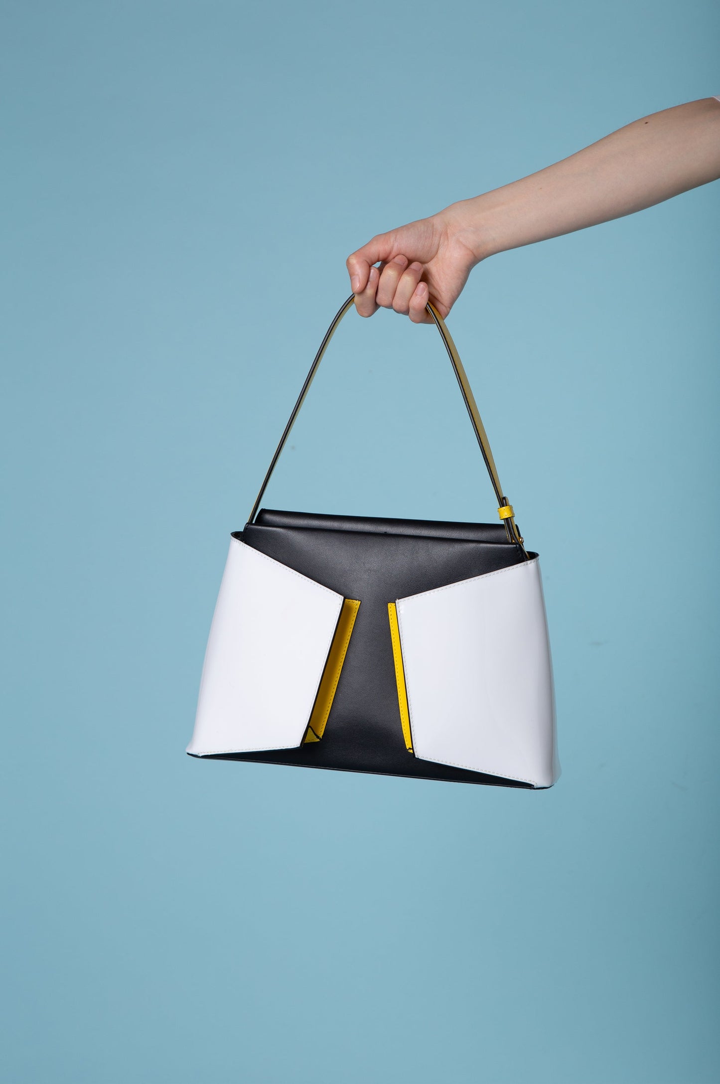 LIZ SPORTY TOTE