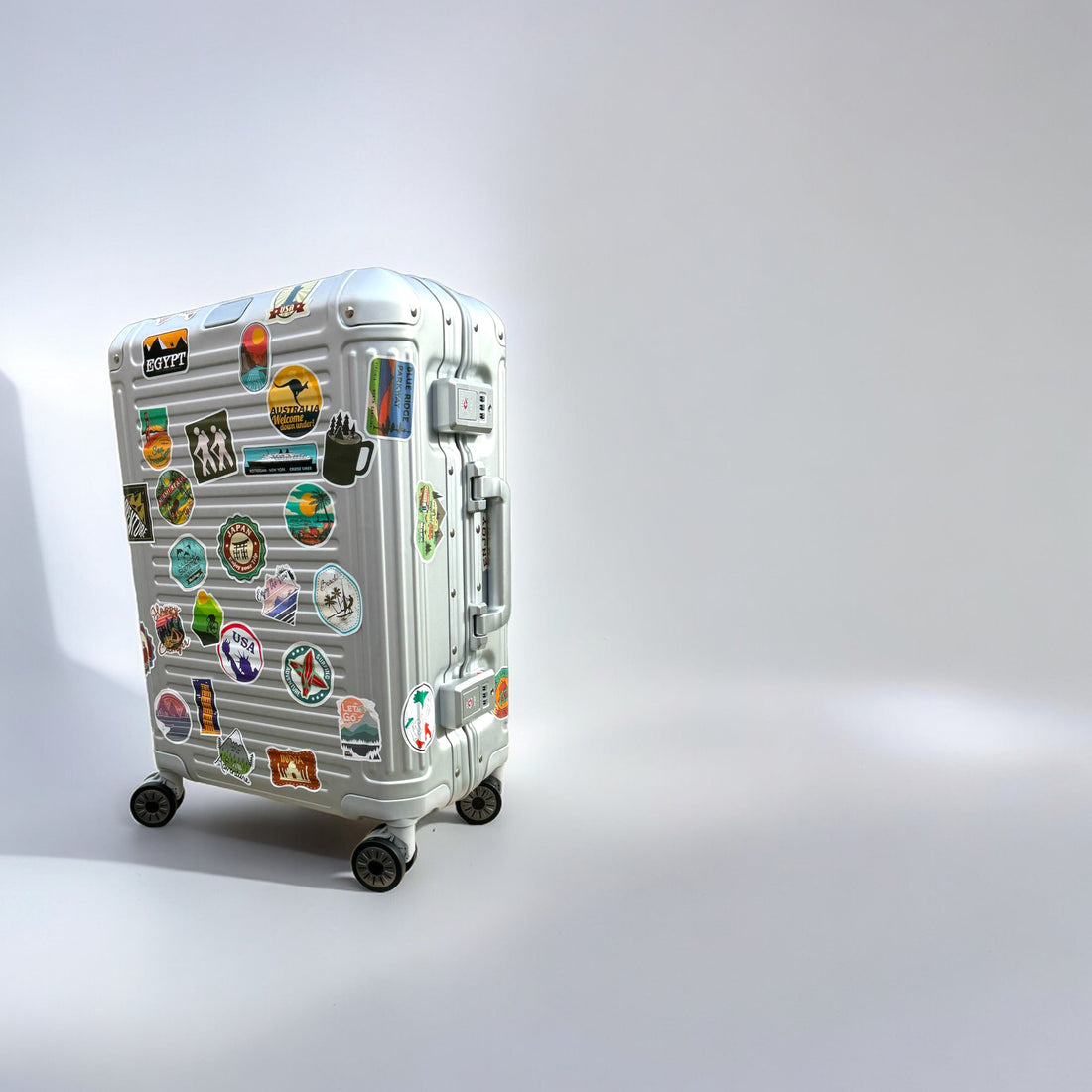 VALIGIA IN ALLUMINIO CON ADESIVI DAL MONDO BAGAGLIO A MANO