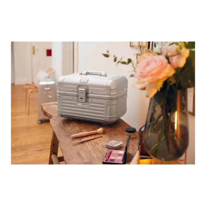 Rimowa beauty top case discontinued
